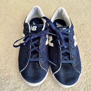 New Balance Boys' Court Shoe Sneaker, Navy/White, size 4.5 WIDE